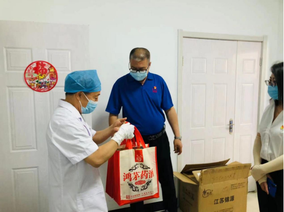 向奮斗者致敬！鴻茅藥業(yè)走訪慰問市勞模代表