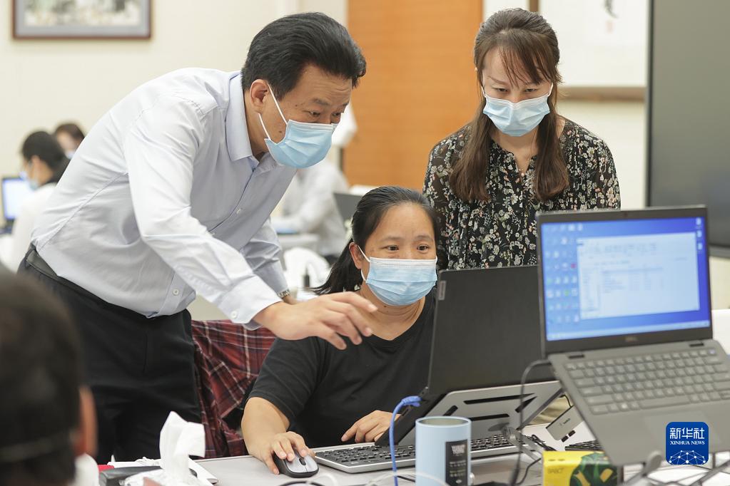 李群：與疫魔競速的疾控&ldquo;急先鋒&rdquo;