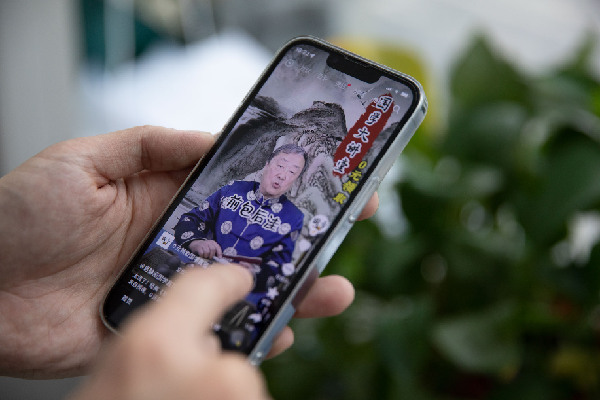 披傳統(tǒng)文化&ldquo;馬甲&rdquo;　傳授占卜算卦圈錢