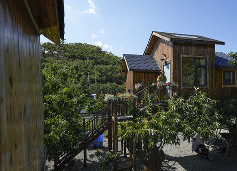 民宿走俏　&ldquo;照騙&rdquo;泛濫 民宿變&ldquo;民訴&rdquo;　原因?yàn)槟陌悖? /></a>
<p>民宿行業(yè)迎來(lái)接待熱潮，但也出現(xiàn)一些民宿商家借各種套路侵害消費(fèi)者權(quán)益的情況。</p>
<div   id=