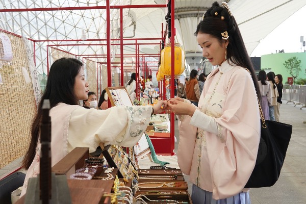 &ldquo;新中式&rdquo;服裝火到&ldquo;出圈&rdquo;，&ldquo;國(guó)潮&rdquo;如何變熱潮？